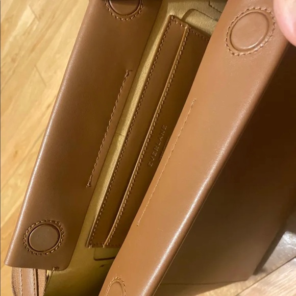 Sold on V*nted π BNWT Everlane βThe Formβ Leather Shoulder + Crossbody Bag - Picture 6 of 8